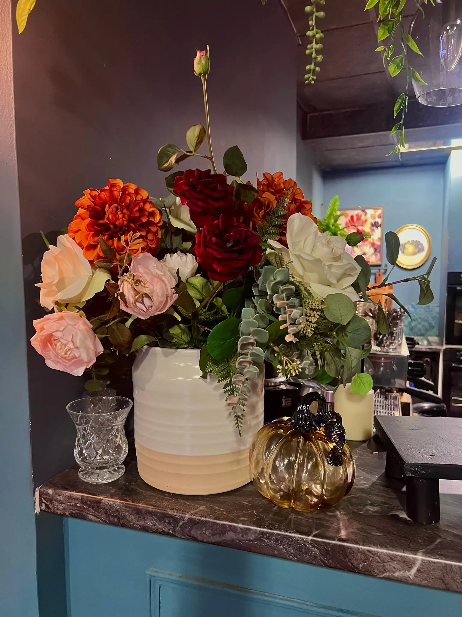 Flower arrangement of roses and dahlias on the bar counter